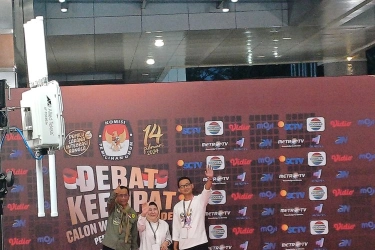 Tak Hadir Bareng Ganjar, Mahfud Acungkan Jempol saat Tiba di Lokasi Debat Cawapres