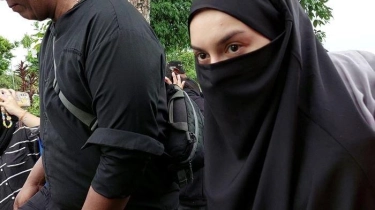 Berkaca-kaca Hadiri Pemakaman Ayah Mertua, Irish Bella: Banyak Kenangan
