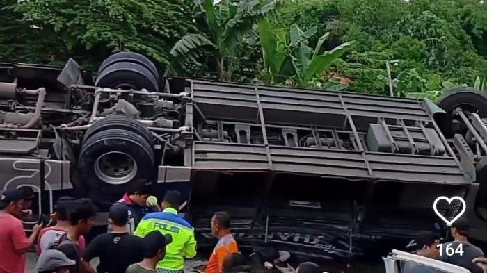 Bus New Shantika Terjun dari Tol Pemalang, Penumpang Tergencet Bodi, Bagasi Berhamburan