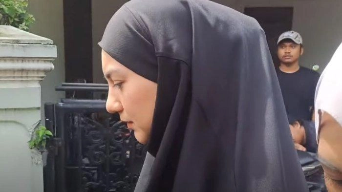 Irish Bella Hanya Diam Ketika Sambangi Rumah Duka Ayahanda Ammar Zoni