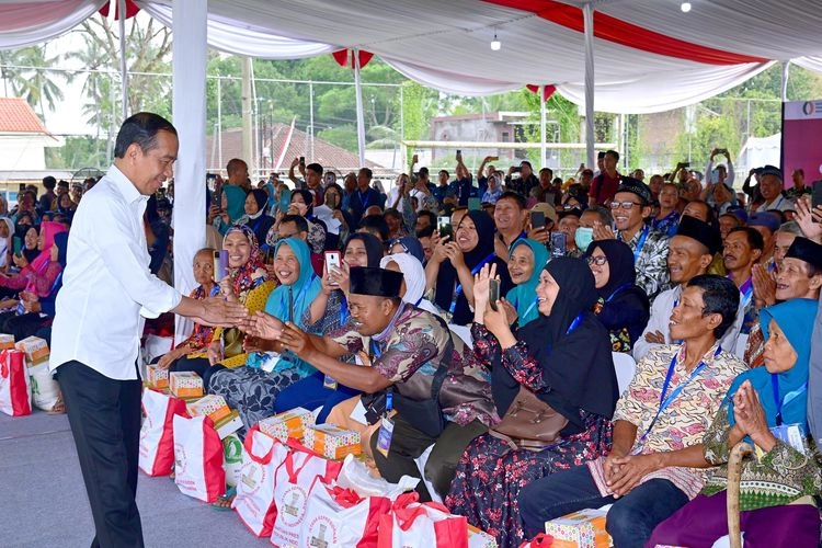 Cek Penyaluran Bansos di Salatiga, Jokowi: Ibu-ibu Sudah Dapat Semua?