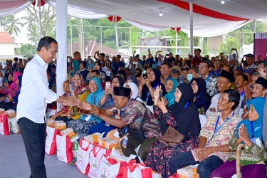 Cek Penyaluran Bansos di Salatiga, Jokowi: Ibu-ibu Sudah Dapat Semua?
