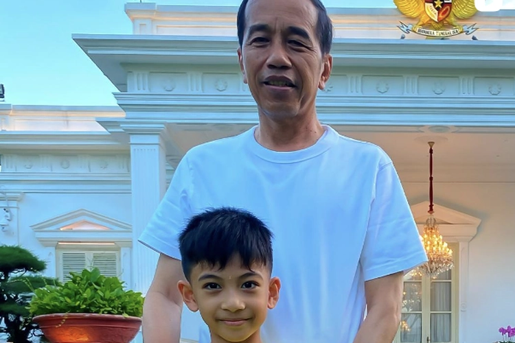 Jokowi Main Bola bersama Jan Ethes, Erick Thohir Kabari Presiden FIFA