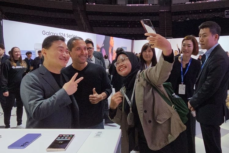 Momen Selfie Gen Z dengan CEO Samsung, Pose ''Peace'' dan Sumringah