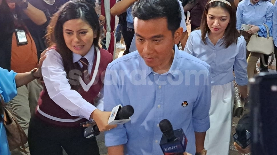 Tampil Anggun dengan Bando Putih, Outfit Selvi Ananda Saat Dampingi Gibran di Debat Dipuji