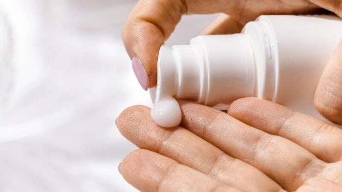 Perlukah Sunscreen Digunakan Dalam Ruangan? Begini Kata Dermatologist 