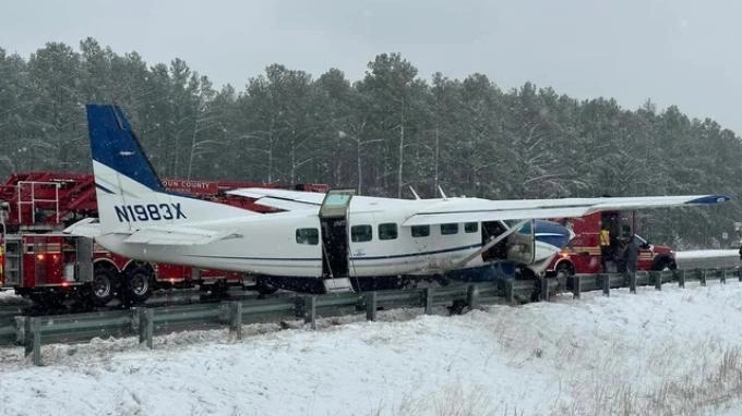 Pesawat Cessna Mendarat Darurat di Jalan Raya Loudoun County Parkway Virginia