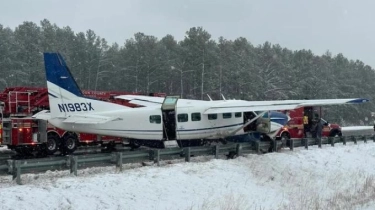 Pesawat Cessna Mendarat Darurat di Jalan Raya Loudoun County Parkway Virginia