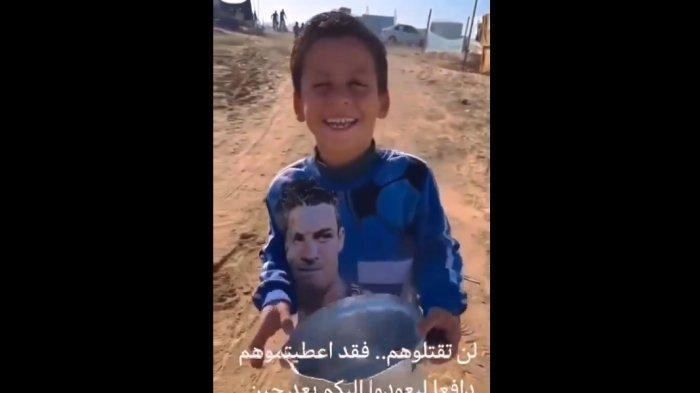 Sabarnya Anak Palestina Ini, Sudah Antre Lama Tidak Kebagian Makanan tapi Masih Bisa Tertawa