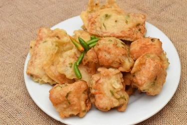 8 Makanan yang Tidak Boleh Dimakan Saat Minum Teh, Termasuk Gorengan