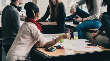 Mengenal Tren Bare Minimum Monday, Kerja Woles di Hari Senin