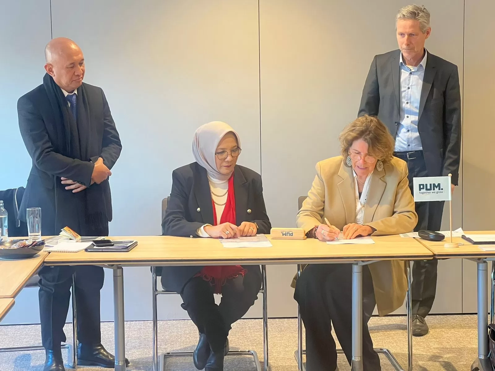 Kejar Target 1 Juta Wirausaha di 2024, MenKopUKM Jajaki Kerja Sama dengan PUM Netherlands Senior Experts