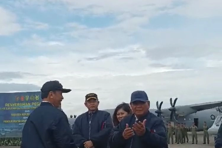 Dikabarkan Sakit, Prabowo Sebut Hoaks lalu Gaya Silat di Depan Jokowi