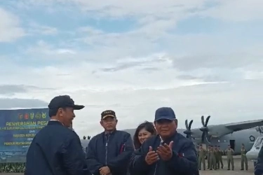 Dikabarkan Sakit, Prabowo Sebut Hoaks lalu Gaya Silat di Depan Jokowi