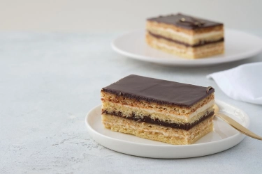 Resep Opera Cake, Cita Rasa Almond, Kopi, dan Cokelat Jadi Satu