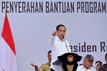 Sosok Misteruis yang Acungkan Pose Dua Jari dari Dalam Mobil RI-1...