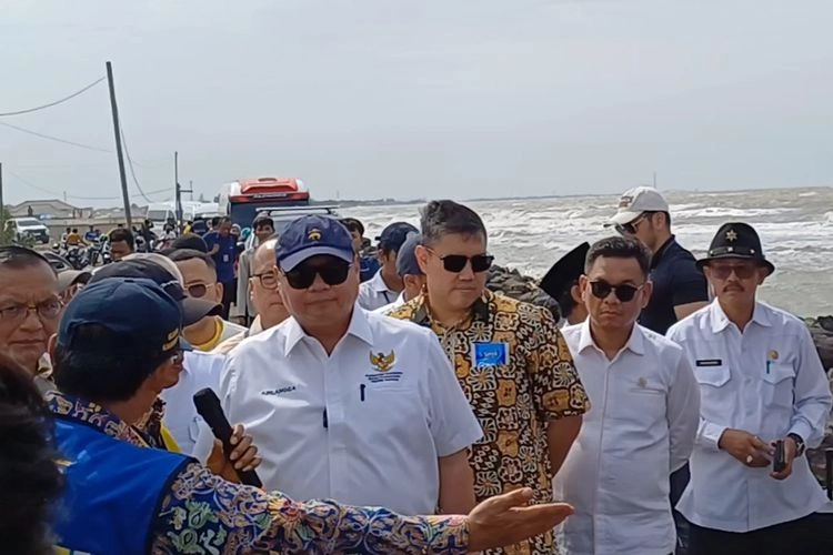 Tinjau Kawasan Rawan Banjir Rob di Indramayu, Airlangga: Akan Dicari Solusi yang Integratif