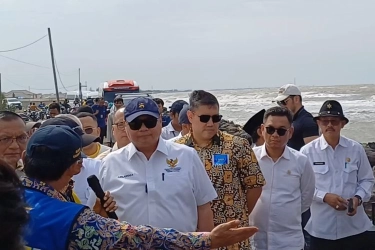 Tinjau Kawasan Rawan Banjir Rob di Indramayu, Airlangga: Akan Dicari Solusi yang Integratif