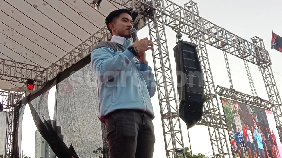 Momen Kaesang Versus Penjual Es Teh, Berhenti Orasi Gegara Istri...