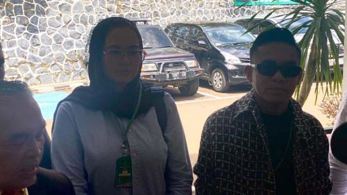 Catherine Wilson dan Idham Masse Terlihat Kompak Hadiri Sidang Cerai