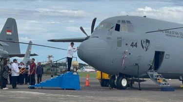 Jokowi Tepuk Tangan Saksikan Penyerahan Pesawat Super Hercules dari Menhan Prabowo kepada KSAU