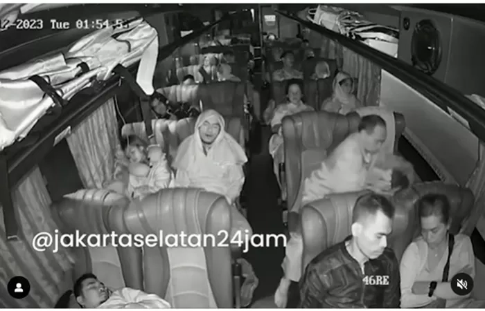 Aksi Pencurian di Dalam Bus Penumpang Terekam Jelas di CCTV