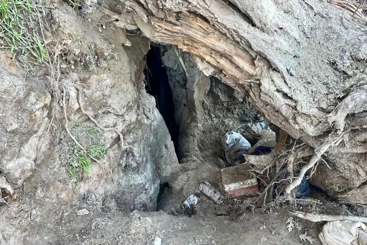 Tunawisma Tinggal di Gua Berperabotan Tapi Penuh Sampah dan Obat-obatan