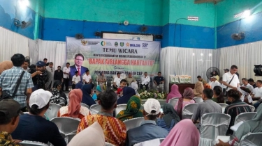 Pastikan Penyaluran Bansos Berjalan,Menko Airlangga Kunjungi Warga Indramayu