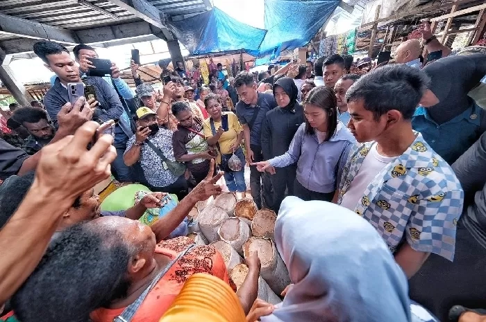 Sampai di Jayapura, Pasar Pharaa Sentani Jadi Tempat Pertama yang Dikunjungi Gibran