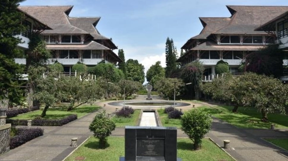 Viral UKT ITB Bisa Dicicil Ala Pinjol, Memang Biaya Per Semesternya Berapa Sih?