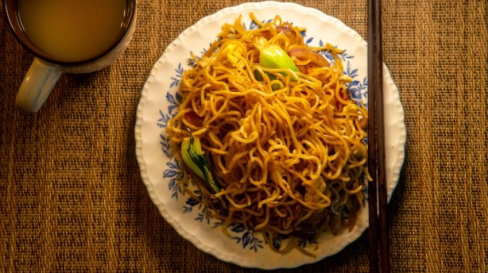 8 Arti Mimpi Makan Mi Instan: Tanda Bangga Hidup Sederhana?