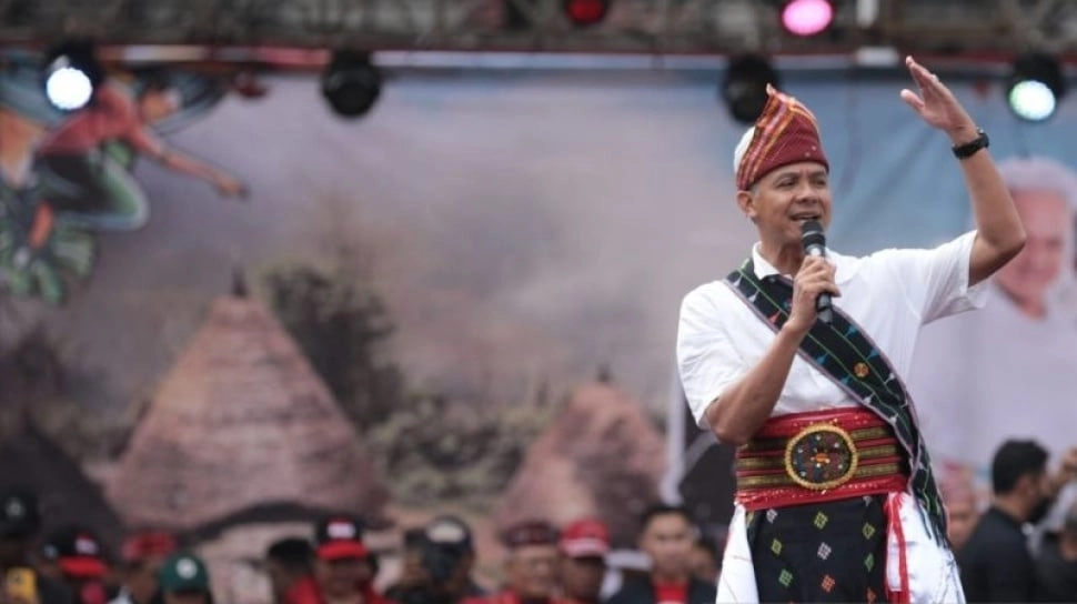 Bak Lautan Merah, Momen Ganjar Pranowo Dikepung Para Pendukungnya di Manggarai