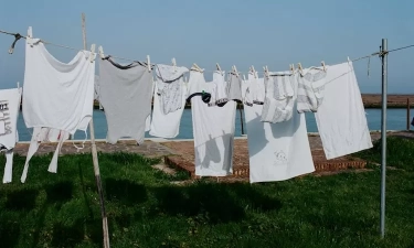 Stop Kebiasaan Menjemur Pakaian di Luar Rumah, 5 Alasan Ini Wajib Kamu Ketahui