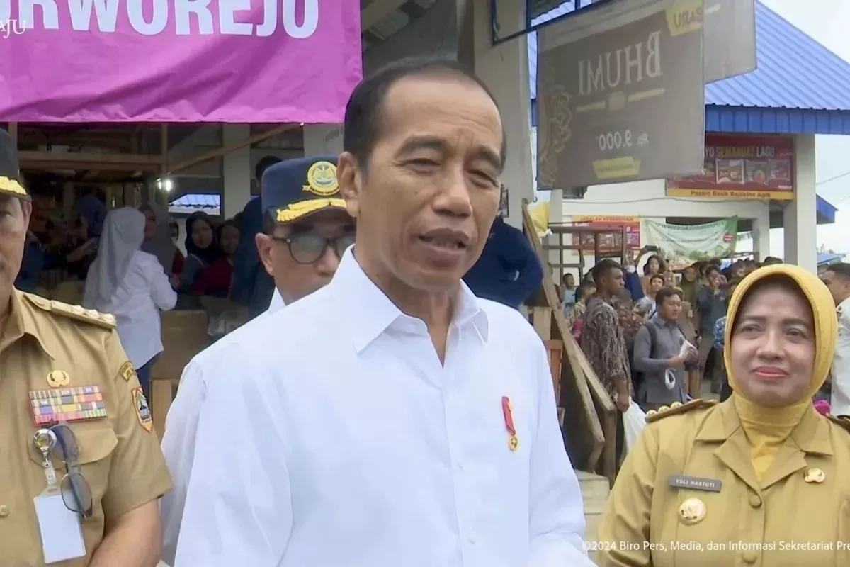 Bawaslu Diminta Periksa Presiden Jokowi dan Ibu Negara Iriana Soal Pose 2 Jari dari Mobil Kepresidenan