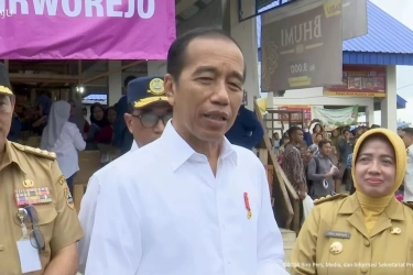 Bawaslu Diminta Periksa Presiden Jokowi dan Ibu Negara Iriana Soal Pose 2 Jari dari Mobil Kepresidenan