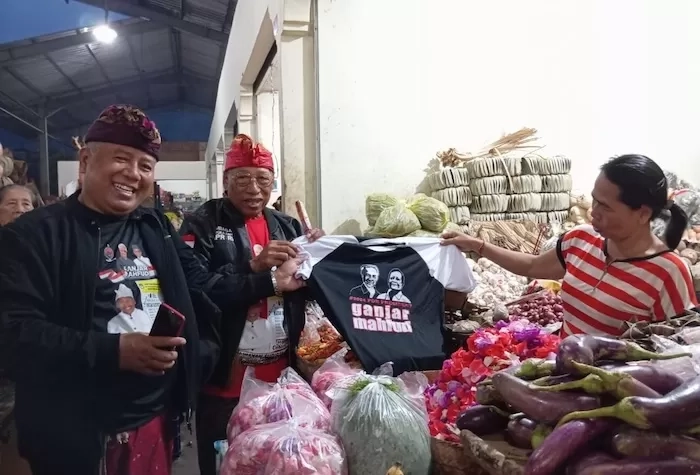 Kampanyekan Ganjar-Mahfud, Sudirta Blusukan Bagikan Ribuan Dupa di Pasar