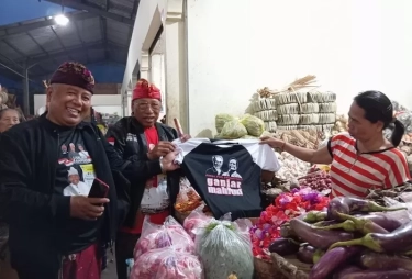 Kampanyekan Ganjar-Mahfud, Sudirta Blusukan Bagikan Ribuan Dupa di Pasar