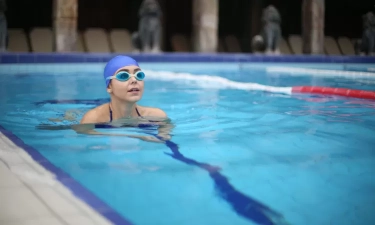 Studi Ungkap Berenang di Air Dingin Bantu Ringankan Gejala Menopause