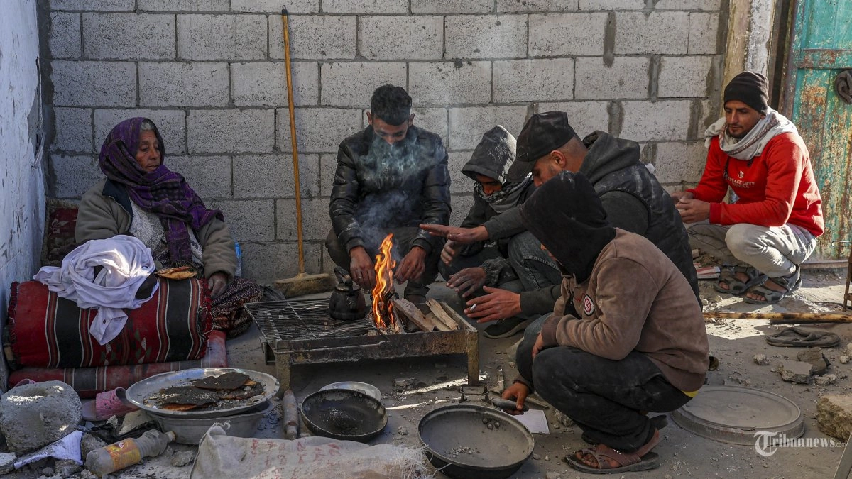 Agresi Israel Masuk Bulan Keempat, Warga Gaza Giling Pakan Ternak Jadi Tepung Buat Makan
