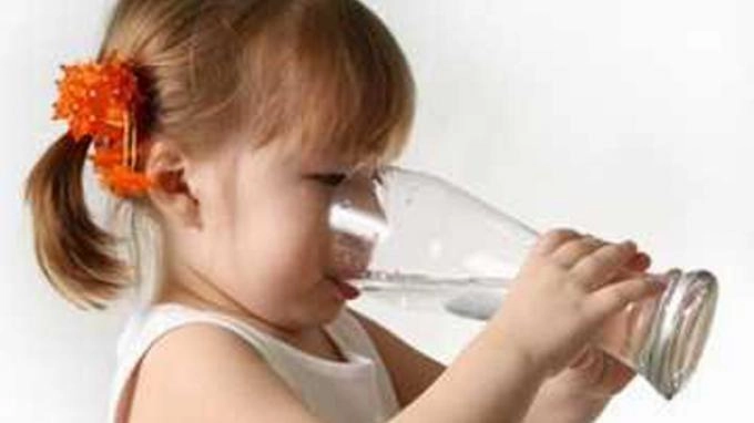 Mengapa Anak Harus Dibiasakan Minum Air Putih? Berikut Penjelasan Dokter