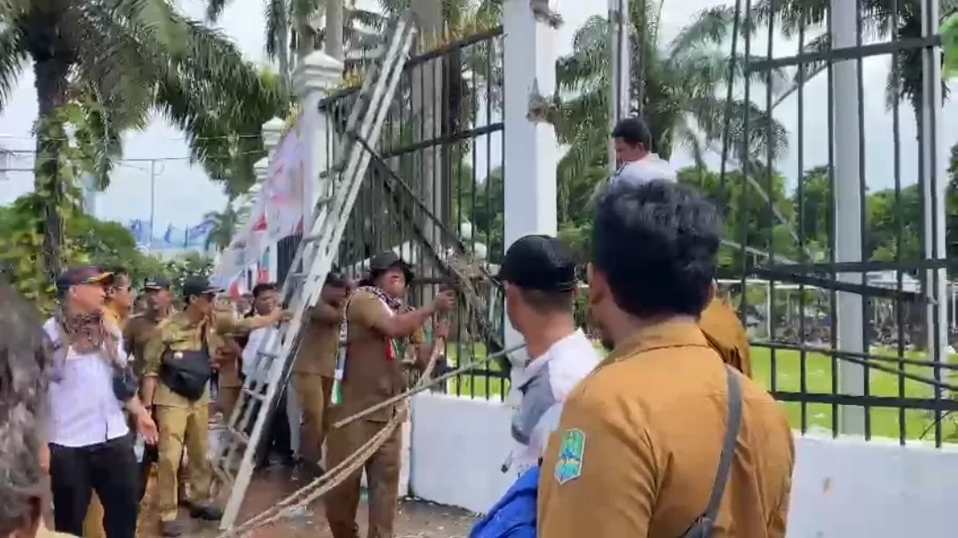 Tuntut Pengesahan Revisi UU Desa, Massa Apdesi Lempar Batu Hingga Rusak Pagar Gedung DPR