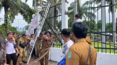 Tuntut Pengesahan Revisi UU Desa, Massa Apdesi Lempar Batu Hingga Rusak Pagar Gedung DPR