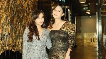 Fuji Foto Bareng Azizah Salsha Pakai Dress Anggun Sambil Tenteng Tas Mewah, Segini Perbandingan Harganya