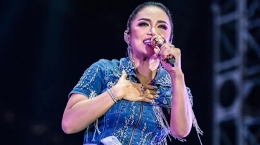 Krisdayanti Dipamiti Fans Gara-gara Pose 3 Jari Bareng Ganjar Pranowo: Maafkan Aku Mimi