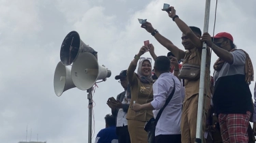 Usai Bakar Poster di Depan Gedung DPR, Perangkat Desa Dangdutan Sambil Nyawer Ibu Kades