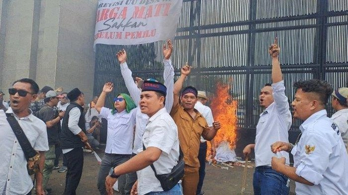 BREAKING NEWS: Unjuk Rasa Perangkat Desa di Gedung DPR RI Rusuh