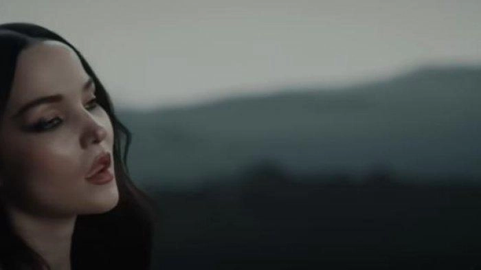 Lirik Lagu dan Terjemahan Sand - Dove Cameron: I Saw The End When We Began