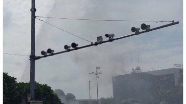 Massa Apdesi Ricuh Nekat Mau Robohkan Tembok Gedung DPR, Polisi Semprot Water Canon