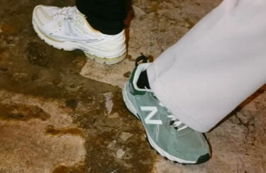 Tampil Nyaman dan Casual dengan Sneakers Berlapis Suede saat Imlek