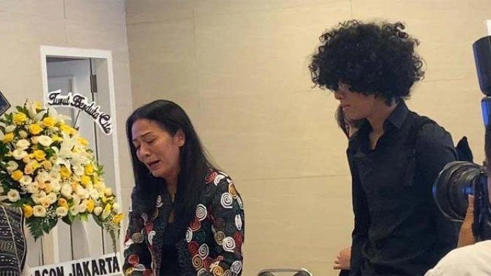 Dee Lestari Akui Tak Sempat Temani Sang Ayah di Detik-detik Terakhir Hidupnya